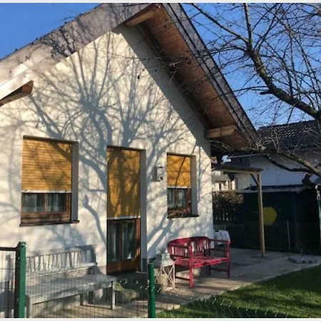 Knusperhaus Mit Garten